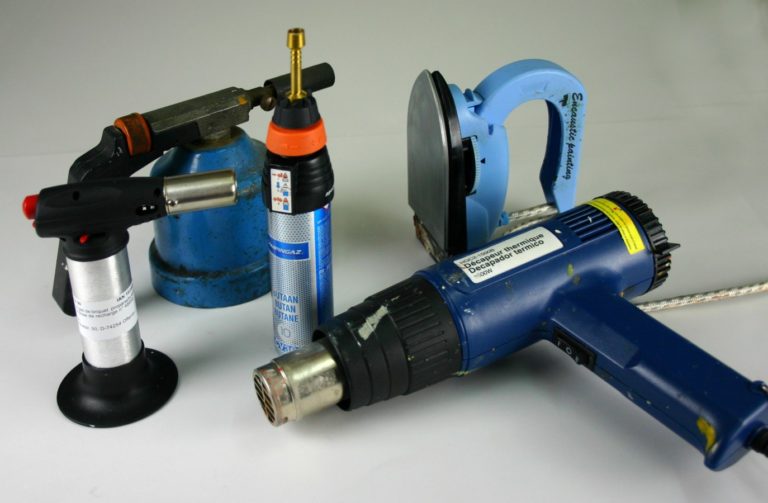 Différents outils pour la fusion de la cire : chalumeaux, lampes à souder, fers à encaustique